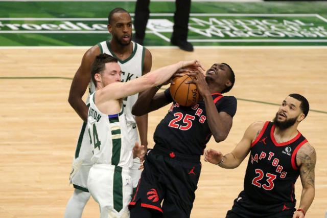 九游电脑版-4连败！霍勒迪缺席雄鹿哑火 字母哥变身空砍群群主