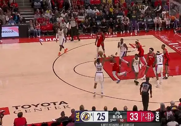 九游电脑版-火箭第二节领先湖人至10分，八村垒投进湖人全队首记三分