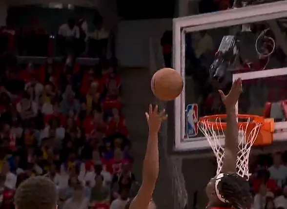 九游app-芬尼-史密斯大帽八村垒上篮，申京篮下打成2+1打停湖人